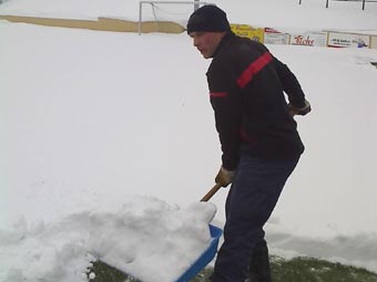 Jan k&auml;mpft sich durch die Schneemassen