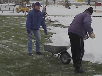 Einer schippt, der Andere schiebt.