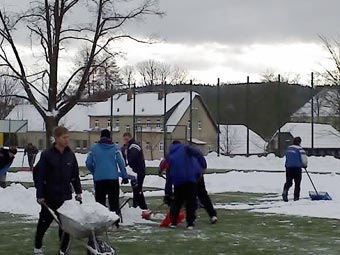 Helfried Kahler schiebt den Schnee aus dem Bild