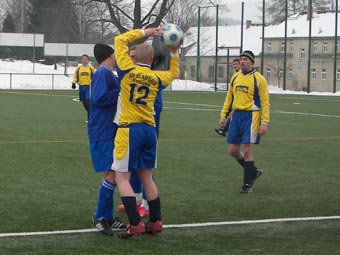 Um jeden Ball wird gek&auml;mpft.