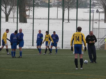 Der Schiri hat das Spiel unterbrochen.