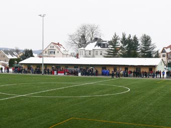 und Kamenzer Fans h&auml;ngen ihre Fahnen auf