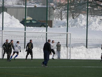 nur einer schaut zum Ball