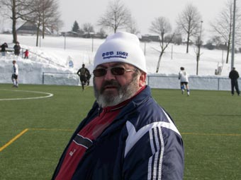 der SSV-Trainer posiert lieber vor der Kamera